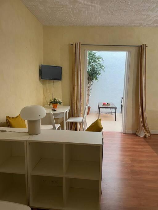 Studio N•2 Avec Patio En Plein Coeur De La Ville Баньер-де-Бигор Экстерьер фото